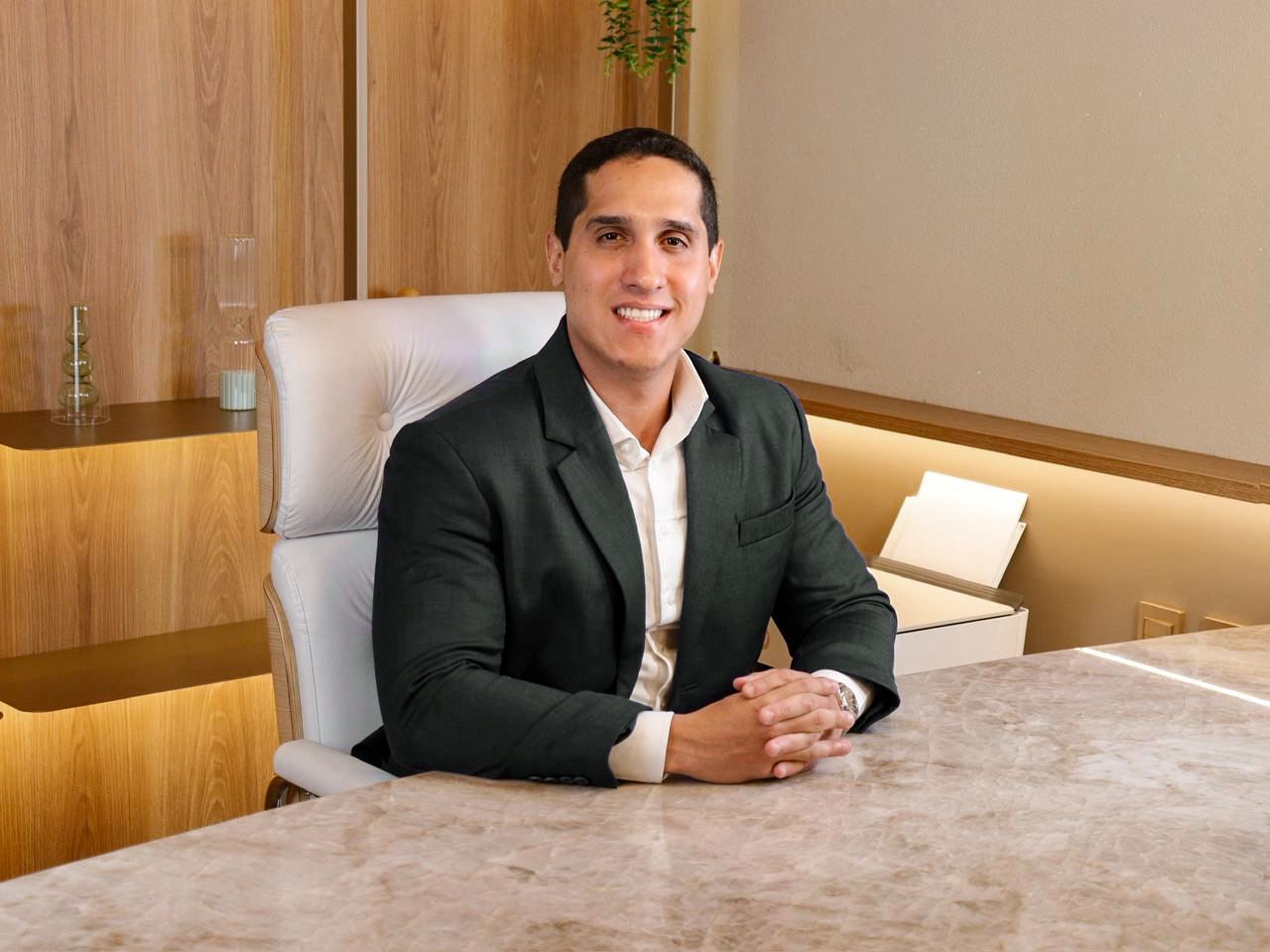 Dr. Alexandre Mendes, nutrólogo, em seu consultório em Maceió